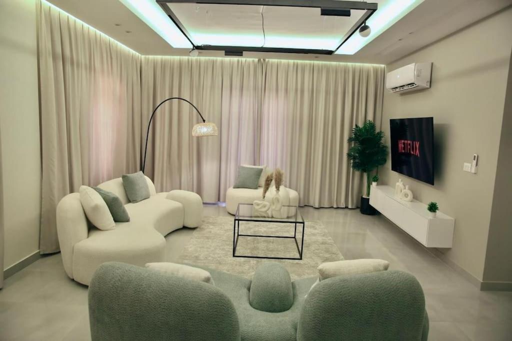 3 Bedroom Couples Or Family Apartment *